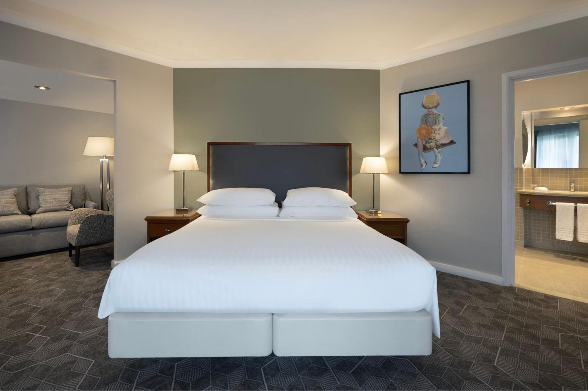 Delta Hotels By Marriott Уолтъм Аби Екстериор снимка