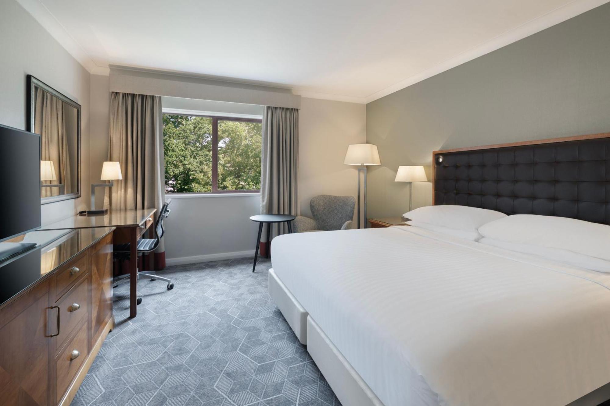 Delta Hotels By Marriott Уолтъм Аби Екстериор снимка