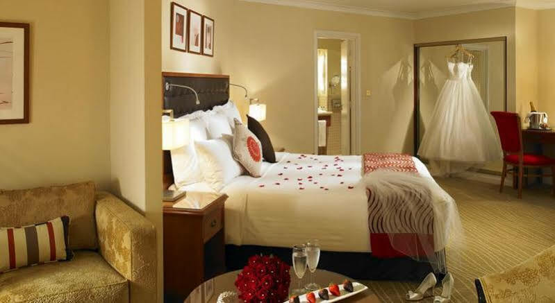 Delta Hotels By Marriott Уолтъм Аби Екстериор снимка