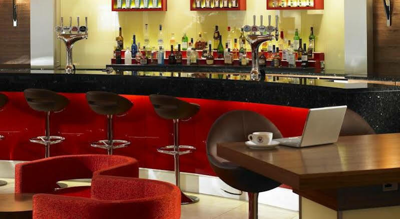 Delta Hotels By Marriott Уолтъм Аби Екстериор снимка